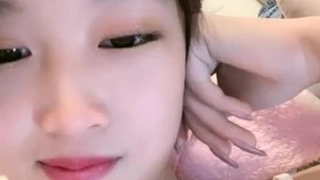 大学女孩在宿舍房间里沉迷于玩具独奏游戏
