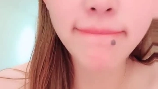 高颜值长相甜美亚籍妹子性感黑色网袜张开腿跳蛋震动道具JJ爆菊非常诱人