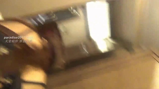 【哥哥的小女孩】，03后的小萝莉，这么嫩小妹妹不常见蜜桃臀粉鲍