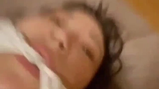 一个拥有天然巨乳和毛茸茸阴户的少女自慰并射精,而她的衣服被撕掉。