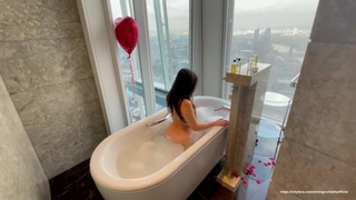 Tushy Raw呈献：美丽欲女求他占领她的小菊花
