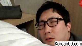 肥胖的泰国少女被穿着渔网袜的白人男子用手指和阴茎插入