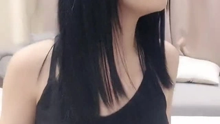 轻熟女姐妹花激情4P大秀直播，一起啪啪上位浪叫给狼友看，真鸡巴骚让小哥多体位蹂躏