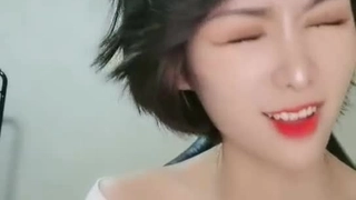 大美臀泰国爆乳小姐姐，黑丝美腿身材满分，浴缸里鸳鸯浴操逼，后入抽插边揉奶子，转战沙发，骑乘爆插小骚逼
