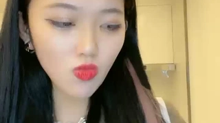 巴西大学女孩在宿舍房间里拍摄她的第一个色情视频