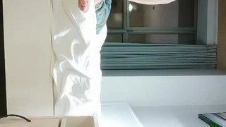 新婚小少妇露脸妩媚迷人，跟大哥调情手伸进衣服摸奶子，口交大鸡巴舔逼慢慢扒光吃奶玩逼各种抽插无套内射第04集
