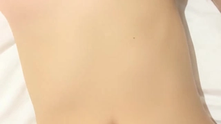 双女杯激情开草，两个妞都很漂亮有味道，蒙面小哥草了妹妹干骚姐姐真刺激