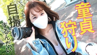 裸体业余少女在公共海滩上表演脱衣舞