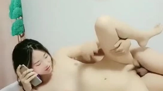 看一个娇小的少女在POV中接受一根巨大的阴茎