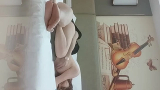 有钱人的生活真是太性福了 两个高挑时尚迷人御姐在身边扭动亲吻淫乱氛围啪啪