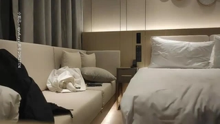 青少年在宿舍房间里有灌木丛
