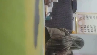 金发少女在英国宿舍与年长男子惊喜男友